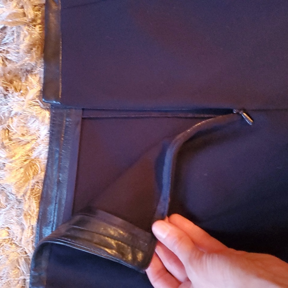 Danier black leather skirt - Picture 3 of 9